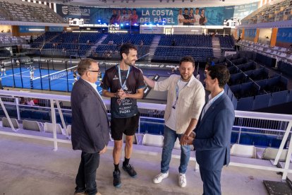 L'alcalde Viñuales amb el conseller d'Esports i Turisme Esportiu, Mario Soler; el  president d'Octagon, Joan Cuscó i el jugador Tonet Sans