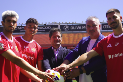 Les noves incorporacions, Mángel Prendes, David Alba i César Morgado amb el president lluís Fábregas i el director esportiu Noe Calleja.