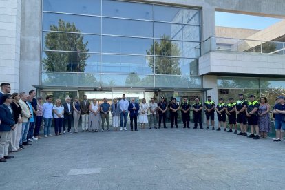 Minut de silenci davant de l'Ajuntament de Salou en record dels dos menors morts ofegats aquest dimarts a la platja Llarga.