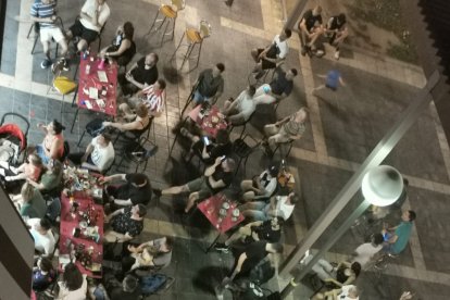 Imatge d’una de les terrasses del carrer Mallorca durant una nit de partit.