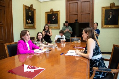 La consellera Sílvia Paneque; l’alcaldessa, Sandra Guaita; i la delegada del Govern a Tarragona, Lucía López, durant la reunió a l’Ajuntament de Reus.
