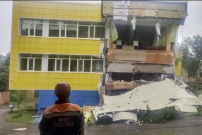 Un rescatador situat a prop d'una guarderia danyada després del terratrèmol, a Kamchatka.