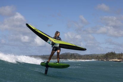 Imatge d'una esportista practicant Wing Foil.