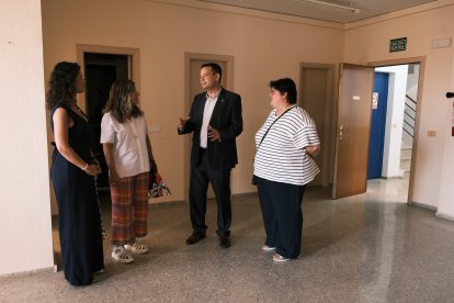 Responsables de l’Ajuntament, la Tresoreria General de la Seguretat Social i APRODISCA a la Casa del Mar.