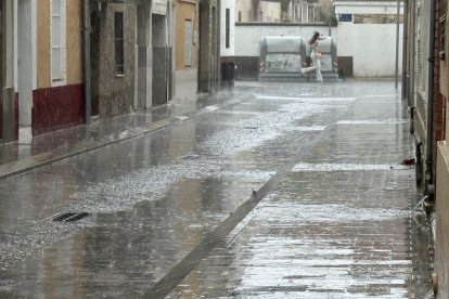 Carrers mullats a Mollerussa durant un episodi de pluja intensa generalitzada a Catalunya.