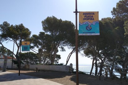 Imatge dels cartells informatius en una platja de Mont-roig del Camp.