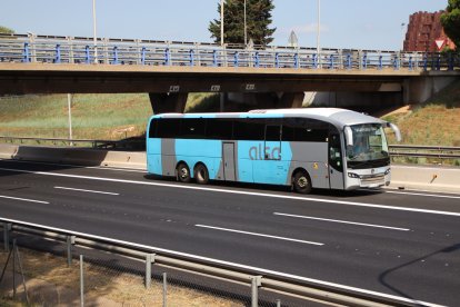 Un autocar passa pel carril bus de la B-23 d'entrada a Barcelona