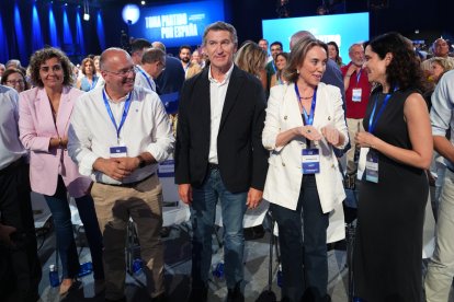 Imatge d'arxiu del líder del PP, Alberto Núñez Feijóo, amb Dolors Montserrat, Miguel Tellado, Cuca Gamarra i Isabel Díaz Ayuso, al congrés dels populars a Madrid
