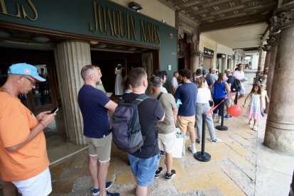 És habitual veure cues de gent esperant per entrar a la Casa Navàs, sigui de dilluns a divendres o els caps de setmana.