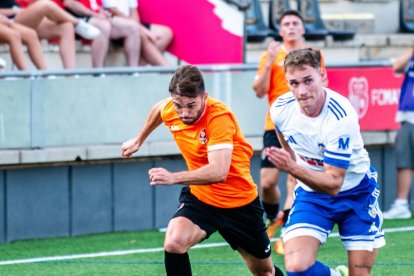 El davanter del Reus FCR, Fran Carbia, contra el Mollerussa.