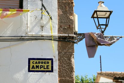 Placa del carrer Ample de l'Ametlla de Merola, al Berguedà, original d’abans de la Guerra Civil.