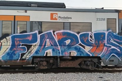 Tren de Rodalies pintant per uns grafiters al Vendrell
