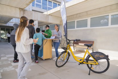 Es van realitzar campanyes informatives als instituts per presentar el servei.