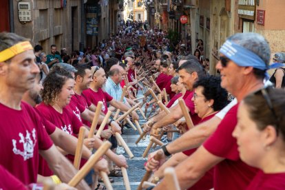 La llarga del Cos de Bastoners de l’Esbart Santa Tecla va començar a la plaça de les Cols.