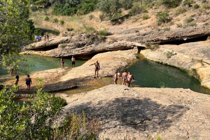 Visitants prenent el bany a les Olles d'Horta.