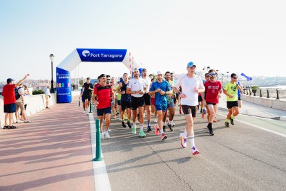 Més de 300 'runners' va acompanyar a pitufollow durant el repte al Port de Tarragona.