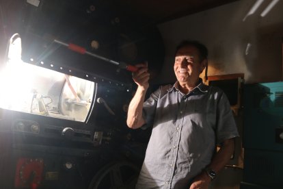 El responsable del cinema de Bot, Josep Mulero, mostra l'interior d'un dels projectors antics de l'equipament cultural.
