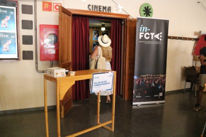 Una dona entra al cinema de Bot durant un dels tallers de l'In-FCTA