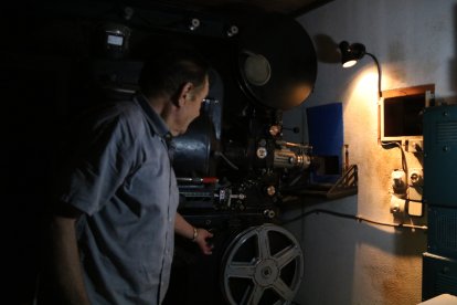 El responsable del cinema de Bot, Josep Mulero, mostra un dels projectors antics de l'equipament cultural