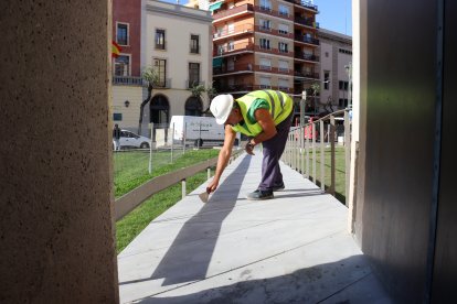 Imatge d'arxiu d'una persona treballant en la millora de la rampa d'accès al circ romà de Tarragona
