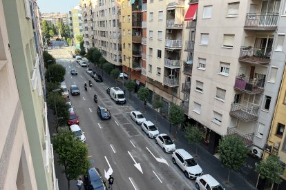 Imatge de diversos vehicles circulant pel carrer Pere Martell aquest cap de setmana
