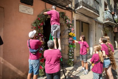 El muntatge de l’arc de branques d’olivera, amb la seva decoració, es fa a terra i després es col·loca a l’entrada del carreró