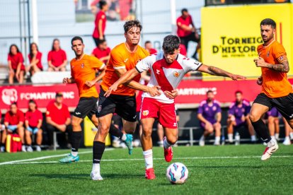 Pol Fernández defensant una acció del partit.