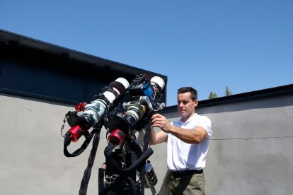 El responsable del parque astronómico Montañas de Prades, Aleix Roig, manipulando un telescopio.
