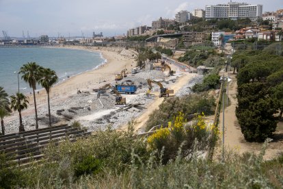 Imatge del passat mes de maig amb les restes de la plataforma del Miracle a terra.