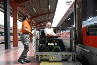 Imatge d’un assistent d’Adif Acerca utilitzant una de les noves plataformes.