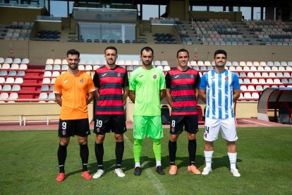 Els jugadors del Reus FC Reddis amb les tres equipacions i també la verda dels porters.