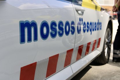 Lateral del nou cotxe policial dels Mossos d'Esquadra amb llums a les lletres laterals.