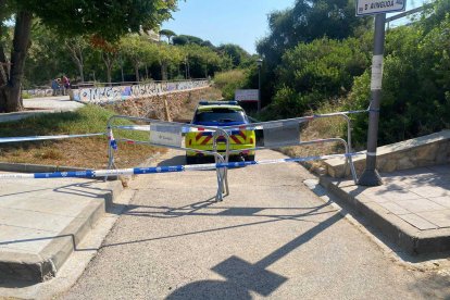 Imagen del paso que da acceso a la playa Llarga cortado.