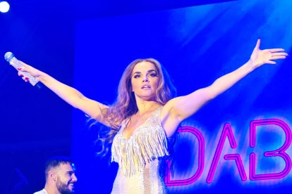 L'artista Melody durant l'actuació a les Nits Daurades de Salou.