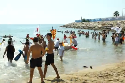 Un instant de les andòmines a la platja del Miracle.