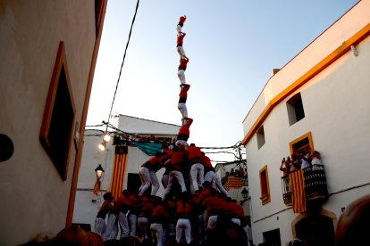 Pilar de 8 amb folre i manilles de la Colla Joves Xiquets de Valls a la diada de la Mare de Déu d'Agost de la Bisbal del Penedès