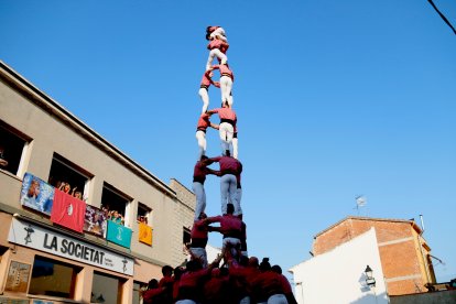 3 de 9 amb folre de la Colla Vella dels Xiquets de Valls a la diada de la Mare de Déu d'Agost de la Bisbal del Penedès