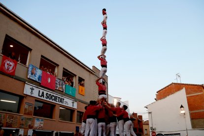 Pilar de 7 amb folre carregat de la Colla Vella dels Xiquets de Valls a la diada de la Mare de Déu d'Agost de la Bisbal del Penedès