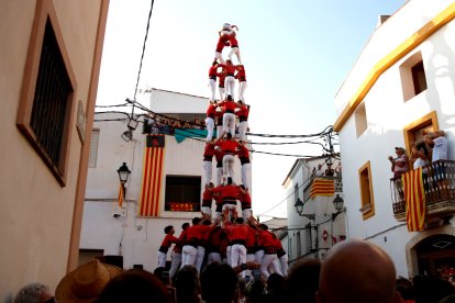 4 de 9 amb folre de la Colla Joves Xiquets de Valls a la diada de la Mare de Déu d'Agost de la Bisbal del Penedès