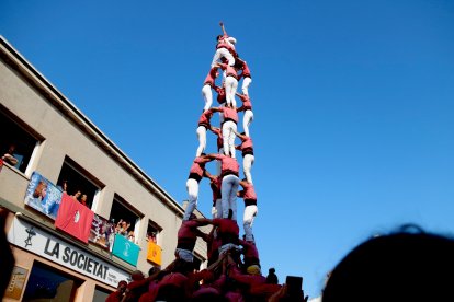 5 de 9 amb folre de la Colla Vella dels Xiquets de Valls a la diada de la Mare de Déu d'Agost de la Bisbal del Penedès