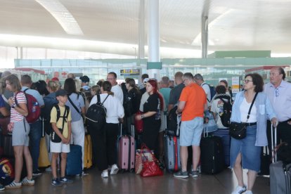 Cues a l'aeroport del Prat coincidint amb les vagues a Ryanair i Menzies