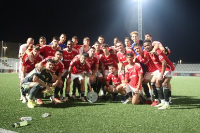 Els jugadors del Nàstic amb el trofeu després del partit.