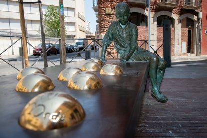 Fotografia de l’escultura Gaudí Nen, d’Artur Aldomà. A pocs metres de distància es troba la casa natal d’Antoni Gaudí.