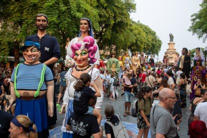 Els gegants plantats a la rambla Nova van atreure centenars de famílies i turistes.
