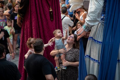 Famílies amb infants i cotxets van seguir la cercavila malgrat la calor.