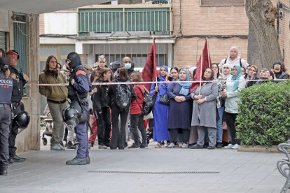 Imatge d’arxiu d’un desnonament que es va produir al barri d’Icomar l’abril del 2024.