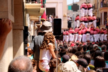 Espectadors gravant i mirant la Vella de Valls muntant un peu del 5d9 en la primera ronda