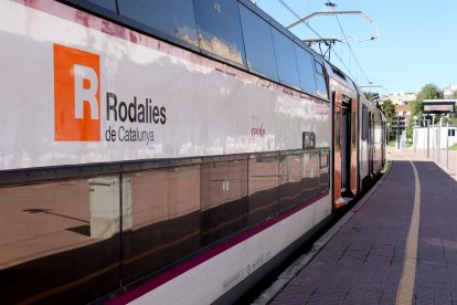 Un Rodalies aturat a l'andana.