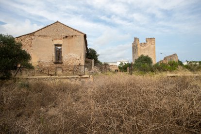 El Mas dels Canonges es troba al costat de l’entrada principal del Complex Educatiu de Tarragona.