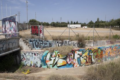 Fotografia del Parc de la Festa on s'observa una de les actuals canalitzacions de formigó